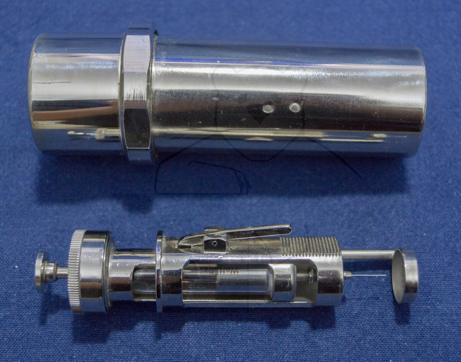 Insulininjektor "Diarapid", 1963'er Jahre, Aufbewahrungsbehälter und Injektor mit eingesetzter Spritze
